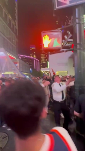 纽约球迷爬路灯庆祝胜利 被警察当场逮捕手铐考走!